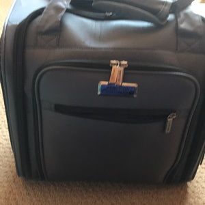 💕MOVNG SALE!!!! New Kenneth Reaction Carry On